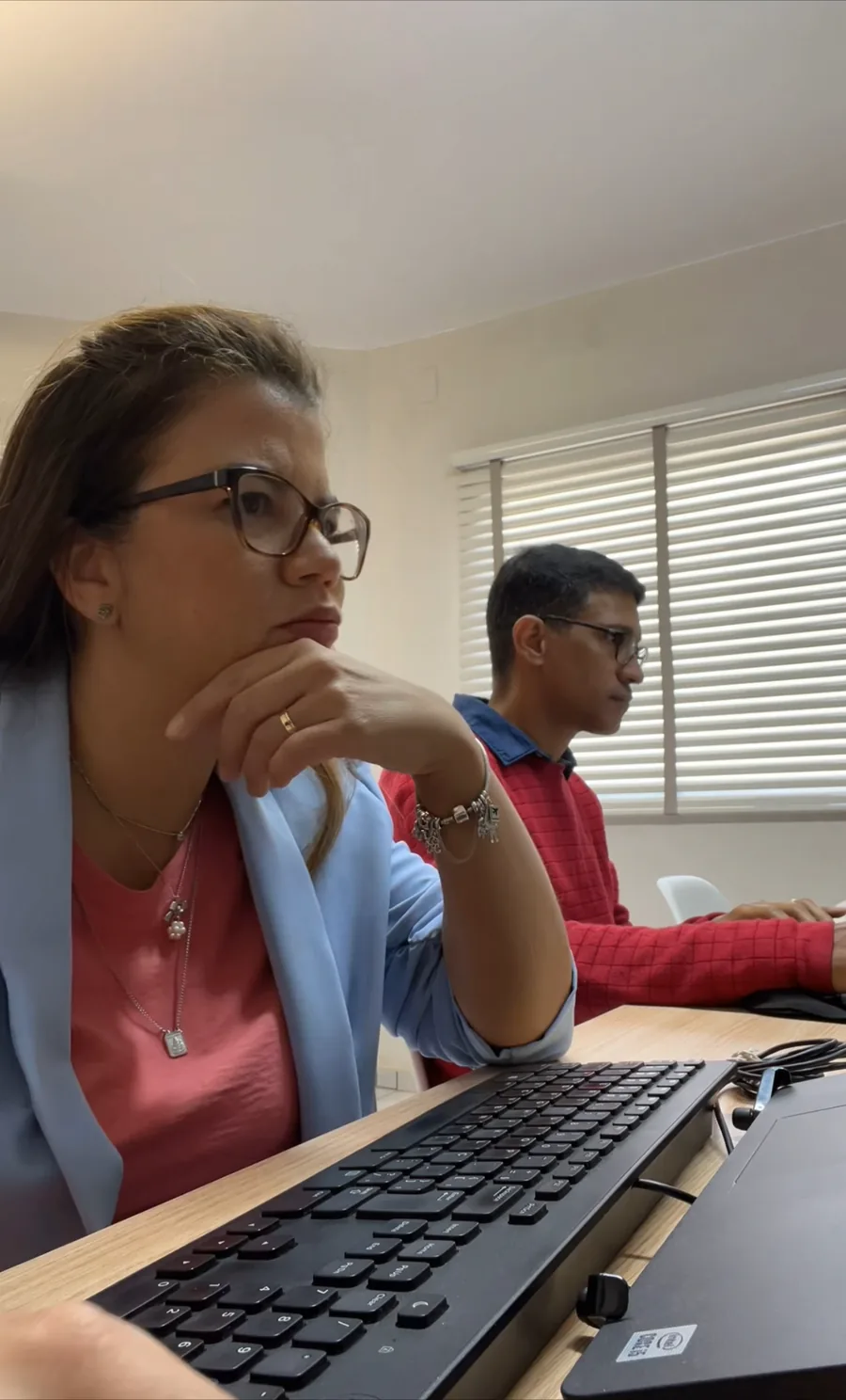 Neto e Paula trabalhando na operação