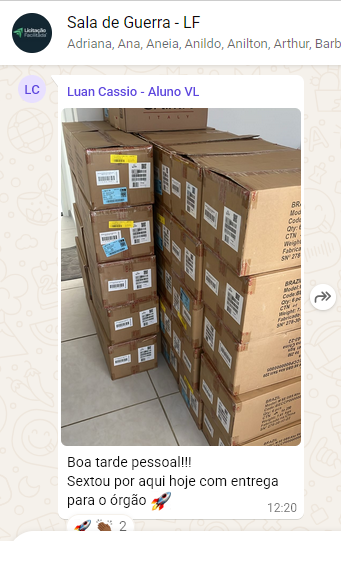 Luan entregando caixas para o órgão